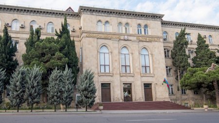 Ədliyyə Nazirliyinin binası yanır - Foto