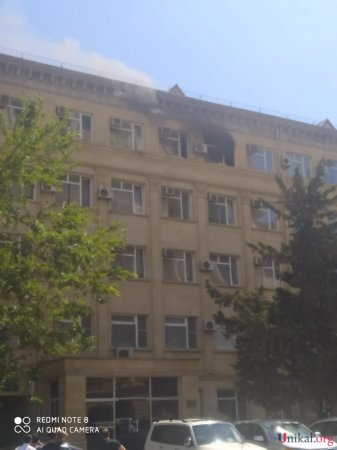 Ədliyyə Nazirliyinin binası yanır - Foto