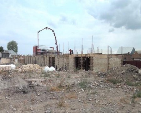 Elmar Vəliyevin sökdürdüyü bazar yenidən tikilir (FOTOLAR)