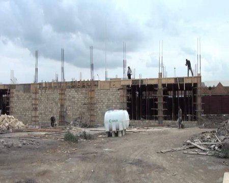 Elmar Vəliyevin sökdürdüyü bazar yenidən tikilir (FOTOLAR)