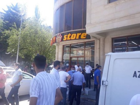 Bakıda firma sahibləri etiraz edir — Məşhur mağazalar şəbəkəsi sahibinin ölkədən qaçdığı deyilir (FOTOLAR)