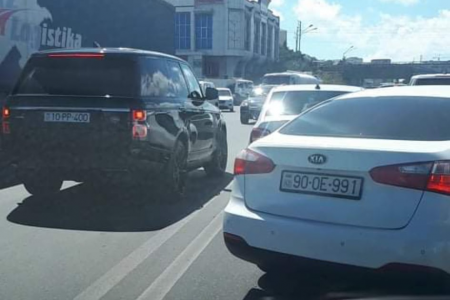 Bakıda 10 PP 400 nömrəli "Rang Rover" qaydanı belə pozdu - VİDEO