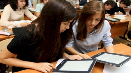 Onlayn dərslərə görə hər ailəyə planşet veriləcək? – Cavab