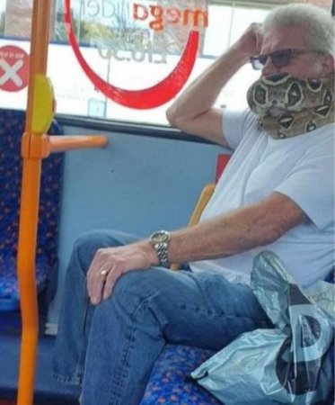 Koronavirusdan ilan vasitəsilə qorunan şəxs marağa səbəb oldu - FOTO