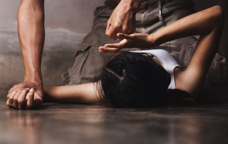 İş yerində əri tərəfindən bıçaqlanan qadın öldü