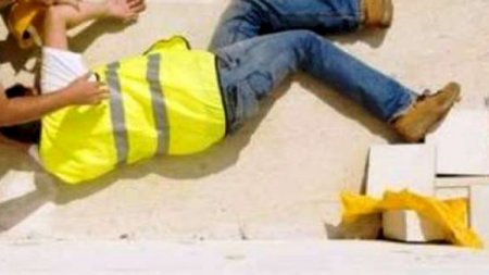 Üzərinə dəmir boru düşən fəhlə öldü