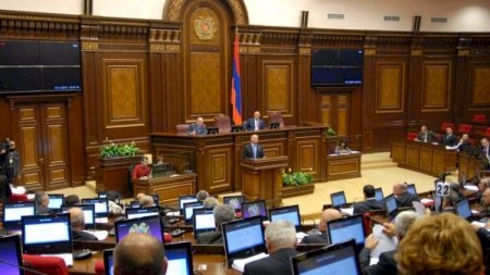 Paşinyanın ətrafı seyrəlir: Daha bir istefa