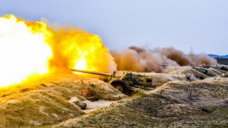 Düşmən Bərdə şəhərini atəşə tutur