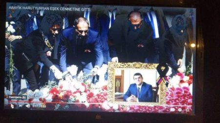 Qondarma rejimin qondarma rəhbərinin dəfn mərasimindən fotolar...