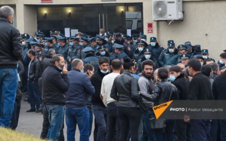 Erməni valideynlər Tonoyanla görüş tələb edir: “Övladlarımızı qaytarın” FOTO
