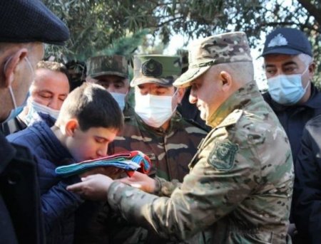 Korpus komandiri şəhid polkovnikin övladına dövlət bayrağını təqdim etdi - FOTO