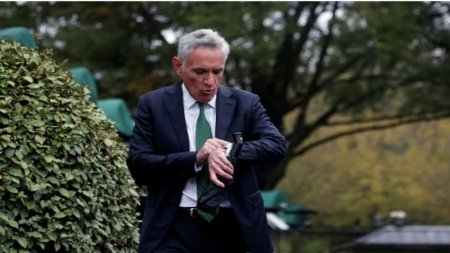 Donald Trampın müşaviri istefaya getdi