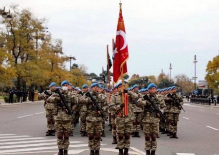 Türkiyə hərbçiləri Zəfər paradında keçid edib