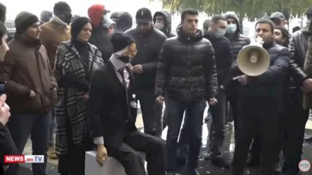 Etirazçılar baş nazirə səsləndilər: “Paşinyan, sənin Əliyevə cavab verməyə cürətin çatmır”