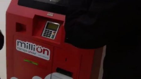 Bakıda marketin nəzarətçisi işlədiyi mağazadakı ödəmə terminalından oğurluq edib - FOTO