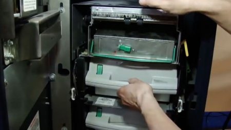 Bakıda marketin nəzarətçisi işlədiyi mağazadakı ödəmə terminalından oğurluq edib - FOTO