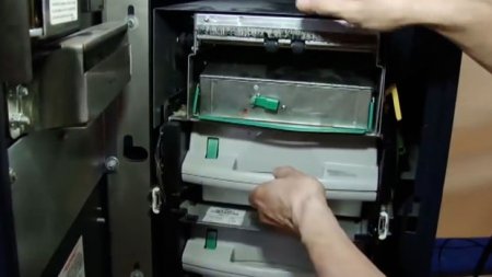 Bakıda marketin nəzarətçisi işlədiyi mağazadakı ödəmə terminalından oğurluq edib - FOTO