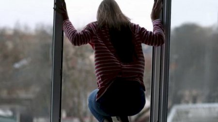 Özünü binadan atan qadına cinayət işi açıldı