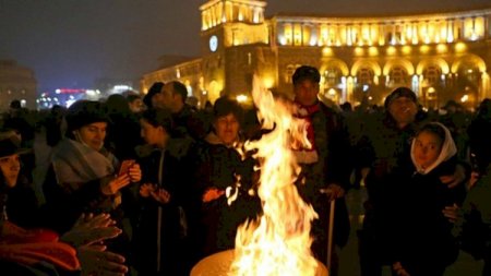 Ermənilər gecəni meydanda keçirdi