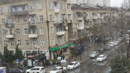 Bakıya qar yağır
