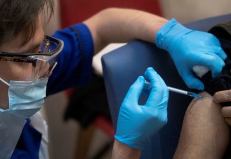 Daha bir tibb işçisi koronavirusa qarşı peyvənd vurdurduqdan sonra xəstəxanalıq oldu