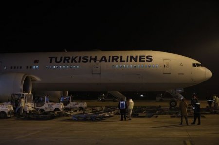 Çinin koronavirus peyvəndinin ilk partiyası Türkiyəyə gətirildi