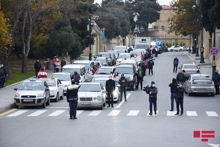 Şəhidlərin xatirəsi bir dəqiqəlik sükutla yad edilib, gəmilər, avtomobillər və qatarlar səs siqnalı verib