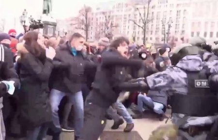 Navalnının mitinqində məşhurlaşan oğlan TUTULDU Navalnının mitinqində məşhurlaşan oğlan TUTULDU