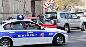 "Nəvai" postunda mikroavtobusu polisin üzərinə sürdü, həbs edildi - VİDEO