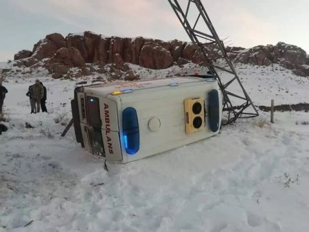 Təcili tibbi yardım maşını qəzaya düşdü: beş yaralı var