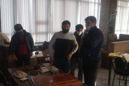 Çayxana sahibi və müştəriləri polis şöbəsinə gətirildi