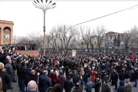 İrəvandakı aksiyada deyirlər: “Ruslar bizim kiçik qardaşımızdır”