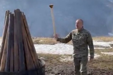 Prezident Cıdır düzündə Novruz tonqalı yandırıb - VİDEO+FOTOLAR Prezident Cıdır düzündə Novruz tonqalı yandırıb - VİDEO+FOTOLAR