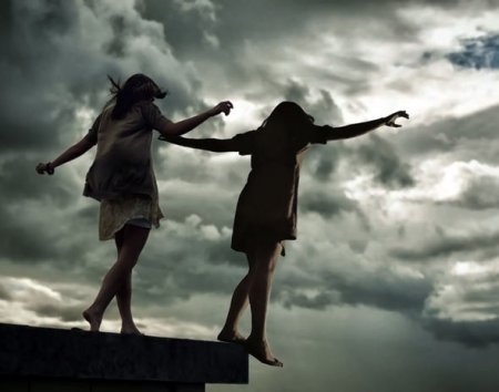 Bakıda dəhşətli intihar: İki yeniyetmə qız özünü binadan atdı