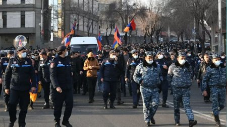 Ermənistan müxalifəti parlament binasının giriş-çıxışını bağladı