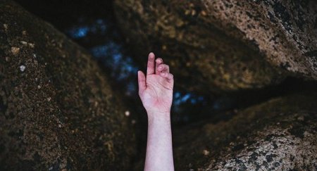 Bakıda iki qızı vəhşicəsinə döyüb yola atdılar