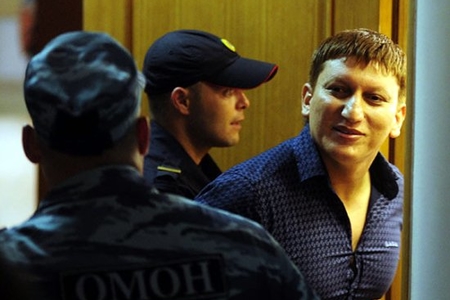 Əli Heydərovun qətlinin TƏFƏRRÜATI: silahlı cangüdən çölə çıxıb, az sonra killer atəş açıb Əli Heydərovun qətlinin TƏFƏRRÜATI: silahlı cangüdən çölə çıxıb, az sonra killer atəş açıb