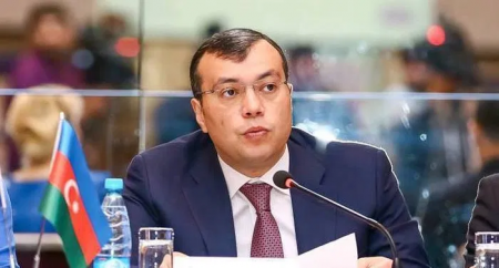 Sahil Babayev 1000 manata portret alır