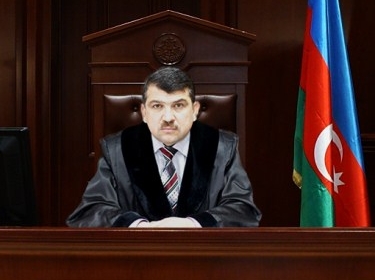 Gəncədə məhkəmə sədrini polisə apardılar - GENERAL GÖSTƏRİŞ VERDİ VƏ... 