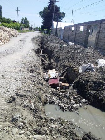 Göyçayda heyrətamiz qanunsuzluq - yolu, qaz və su borularını dağıdan kimdir? 