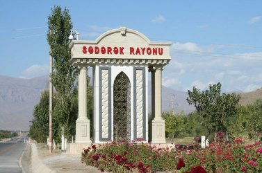 Sədərəkdə Prezidentin Sərəncamına məhəl qoyan yoxdur – Oranın öz xanı, öz dərəbəyi var Sədərəkdə Prezidentin Sərəncamına məhəl qoyan yoxdur – Oranın öz xanı, öz dərəbəyi var