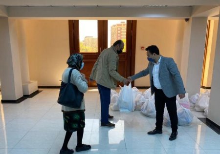 Nəsimi rayonunda Ramazan Bayramı münasibətilə aztəminatlı ailələrə bayram sovqatları paylanılıb 