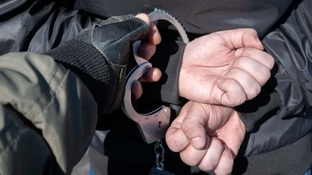 Polis əməkdaşlarının üzərinə avtomobil sürən şəxs həbs edildi