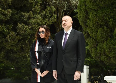 Prezident və Birinci vitse-prezident Heydər Əliyevin məzarını ziyarət ediblər