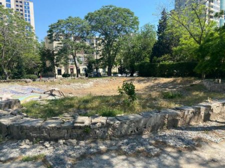 Nəsimi rayonu Vaqif prospekti boyunca yerləşən parklarda  və yaşıllıq zolaqlarında abadlıq işlərinə başlanılıb -FOTO