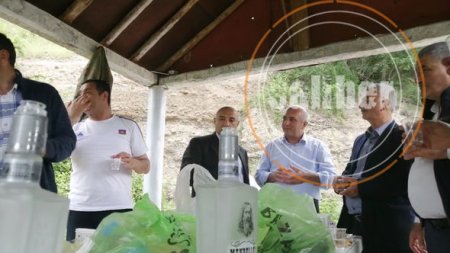 Deputat arağını şəhidin adına yaradılmış bulaqda soyudur - FOTO