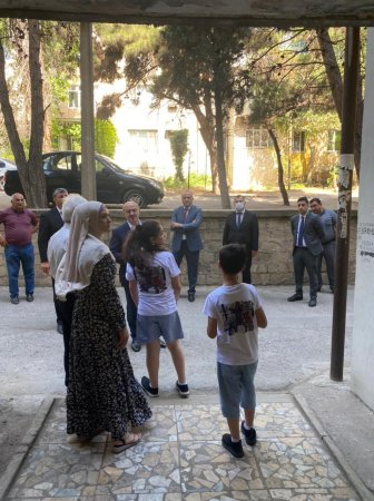 Nəsimi rayonunda şəhid ailəsinin yaşadığı binanın həyətində və mənzilində əsaslı təmir işlərinə başlanılıb -FOTOLAR