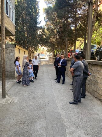 Nəsimi rayonunda şəhid ailəsinin yaşadığı binanın həyətində və mənzilində əsaslı təmir işlərinə başlanılıb -FOTOLAR