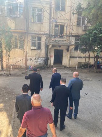 Nəsimi rayonunda şəhid ailəsinin yaşadığı binanın həyətində və mənzilində əsaslı təmir işlərinə başlanılıb -FOTOLAR