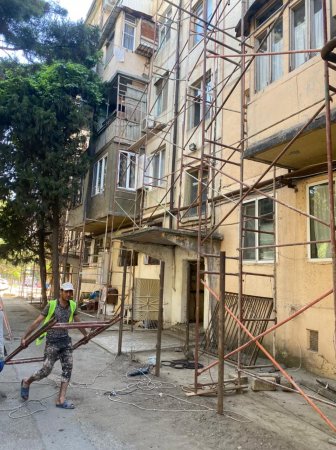 Nəsimi rayonunda şəhid ailəsinin yaşadığı binanın həyətində və mənzilində əsaslı təmir işlərinə başlanılıb -FOTOLAR